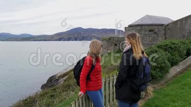 两名年轻妇女访问爱尔兰杜恩里堡